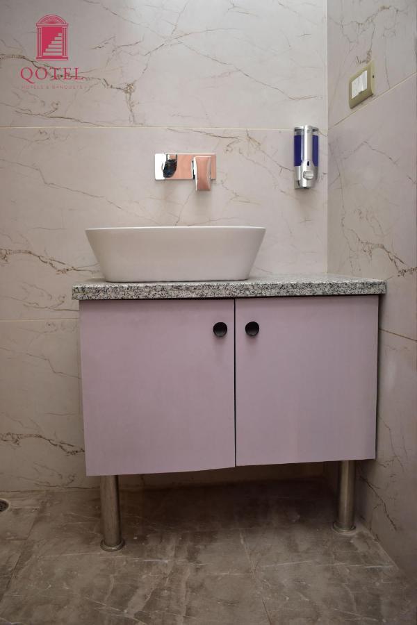 Qotel Hotel Signature Bnb-Ashok Vihar New Delhi Exteriör bild
