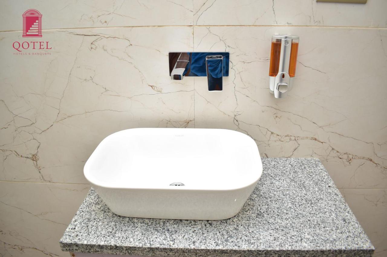 Qotel Hotel Signature Bnb-Ashok Vihar New Delhi Exteriör bild